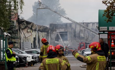 Straż pożarna podczas dogaszania pożaru warsztatu i salonu samochodowego przy ul. Krasnobrodzkiej