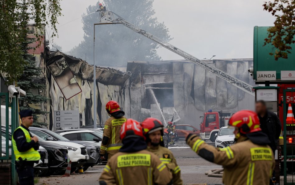 Straż pożarna podczas dogaszania pożaru warsztatu i salonu samochodowego przy ul. Krasnobrodzkiej