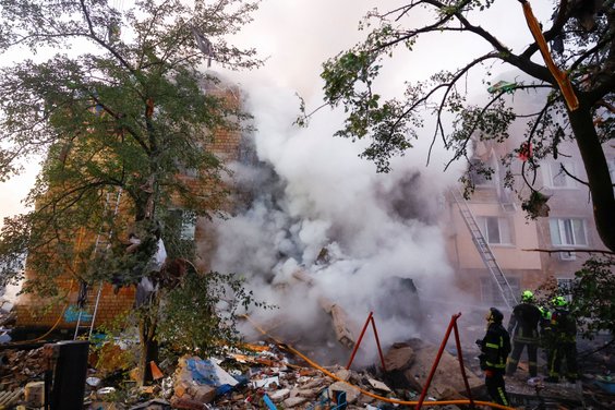 Ratownicy na miejscu rosyjskiego uderzenia w Kijowie