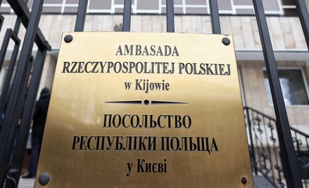 Tablica przy bramie do budynku ambasady RP w Kijowie