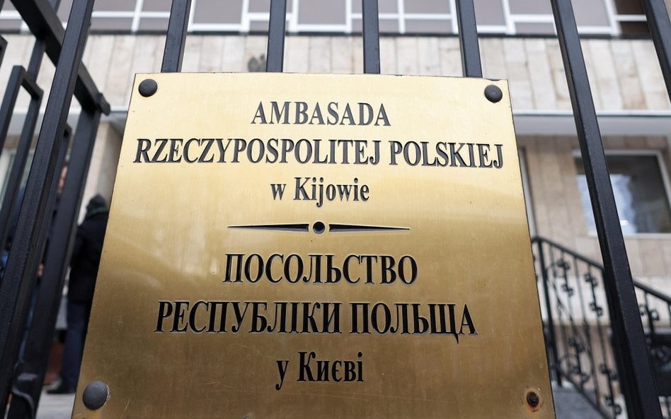 Tablica przy bramie do budynku ambasady RP w Kijowie