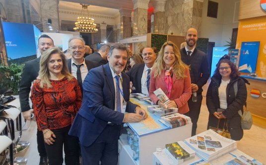 Greckie stoisko odwiedziła ambasador Grecji w Polsce Niki Kamba (trzecia od prawej)