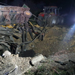 Miejsce eksplozji w Przewodowie, uszkodzony ciągnik i przyczepa