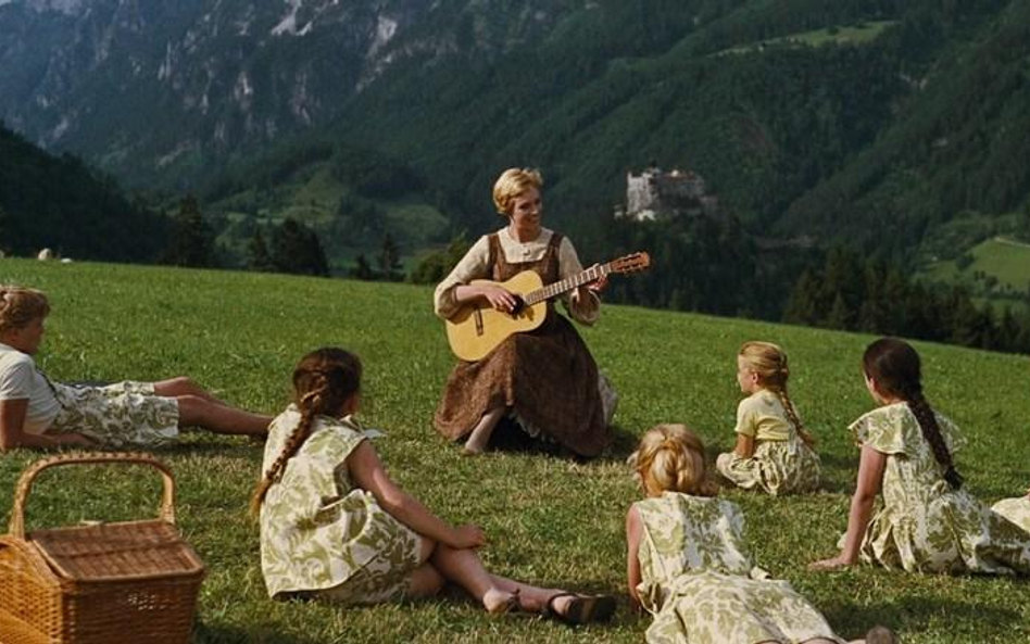 Stroje z "Dźwięków muzyki" sprzedane na aukcji