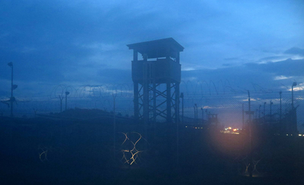 Wieża strażnicza za ogrodzeniem amerykańskiego obozu Guantanamo na Kubie