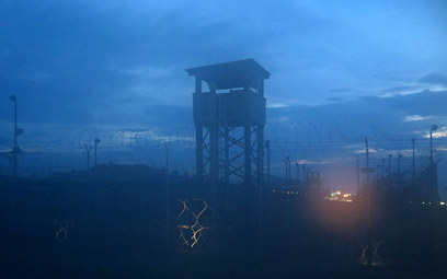 Wieża strażnicza za ogrodzeniem amerykańskiego obozu Guantanamo na Kubie