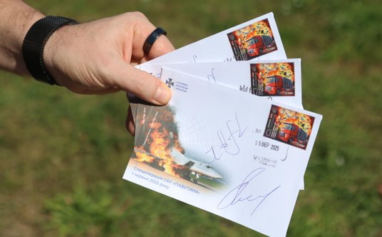 Prezentacja filatelistycznego bloczka i znaczka Ukrpoczty w Kijowie, upamiętniającego skuteczną oper