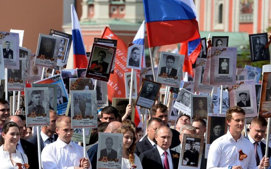 Władimir Putin w otoczeniu młodzieżowych aktywistów z ruchu „Nasi” w czasie marszu „Nieśmiertelny pu