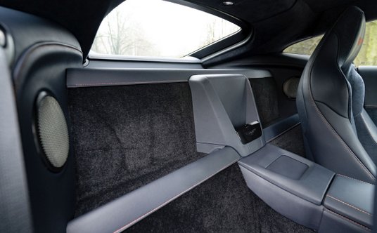 Siedzenia są tylko dwa, za nimi głośniki i mały schowek