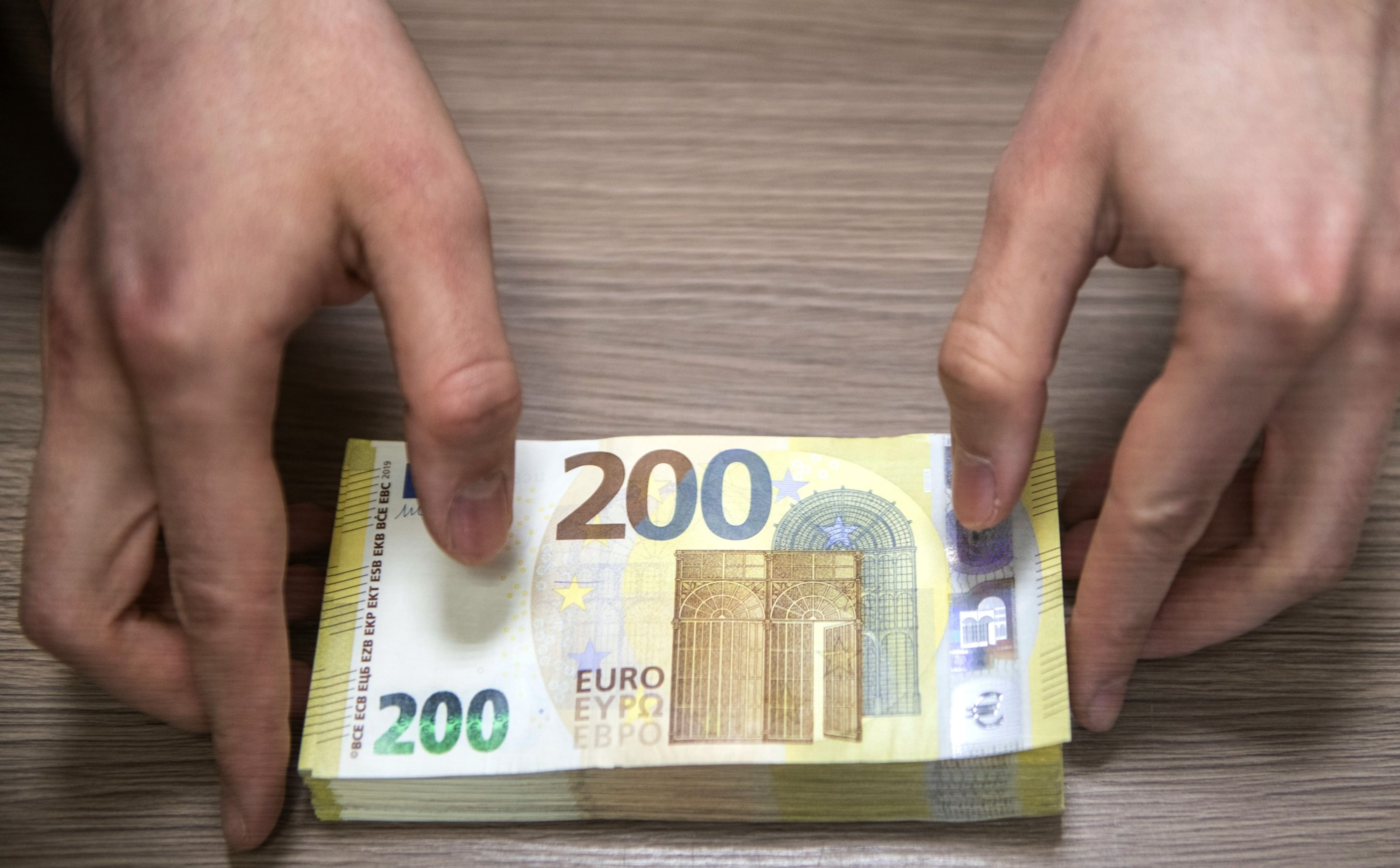 Школьницу за 200 евро. Школьницу за 200 евро. 200 евро пачка. 200 евро старого и нового образца. Школьницу за 200 евро.