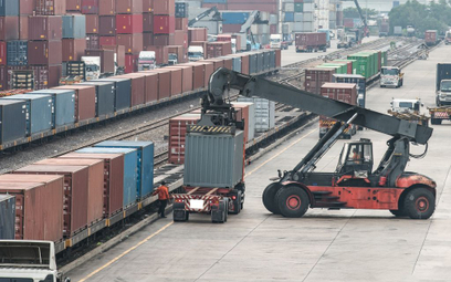 Eksport rośnie szybko, ale nie nadąża za importem