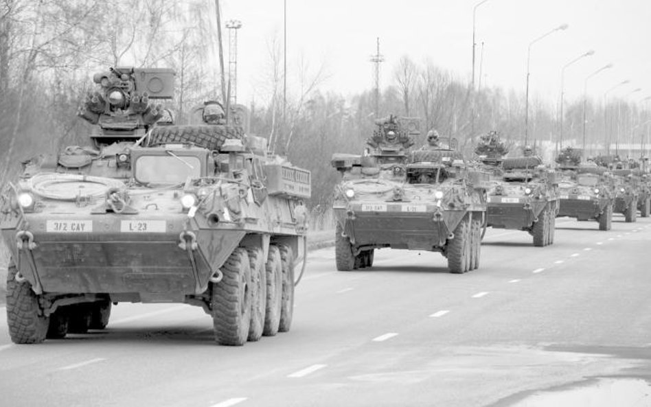 Pierwsza kolumna z konwojów pododdziałów amerykańskich wraca do baz w Niemczech po ćwiczeniach w Pol