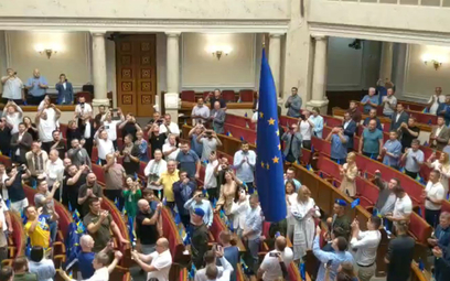 Moment wniesienia flagi UE na salę obrad Rady Najwyższej