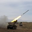 Ukraińska wieloprowadnicowa wyrzutnia rakietowa BM-21 Grad ostrzeliwuje rosyjskie pozycje w rejonie 