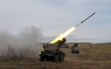 Ukraińska wieloprowadnicowa wyrzutnia rakietowa BM-21 Grad ostrzeliwuje rosyjskie pozycje w rejonie 