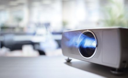 Projektor interaktywny dla placówki oświatowej - jaka stawka VAT