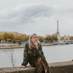 Agnieszka Łopatowska – dziennikarka i pisarka, autorka książki „Paryż to zawsze dobry pomysł”. W tle