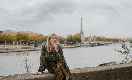 Agnieszka Łopatowska – dziennikarka i pisarka, autorka książki „Paryż to zawsze dobry pomysł”. W tle
