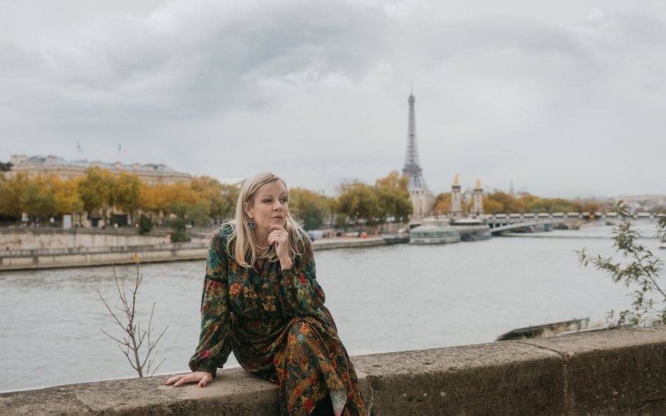 Agnieszka Łopatowska – dziennikarka i pisarka, autorka książki „Paryż to zawsze dobry pomysł”. W tle