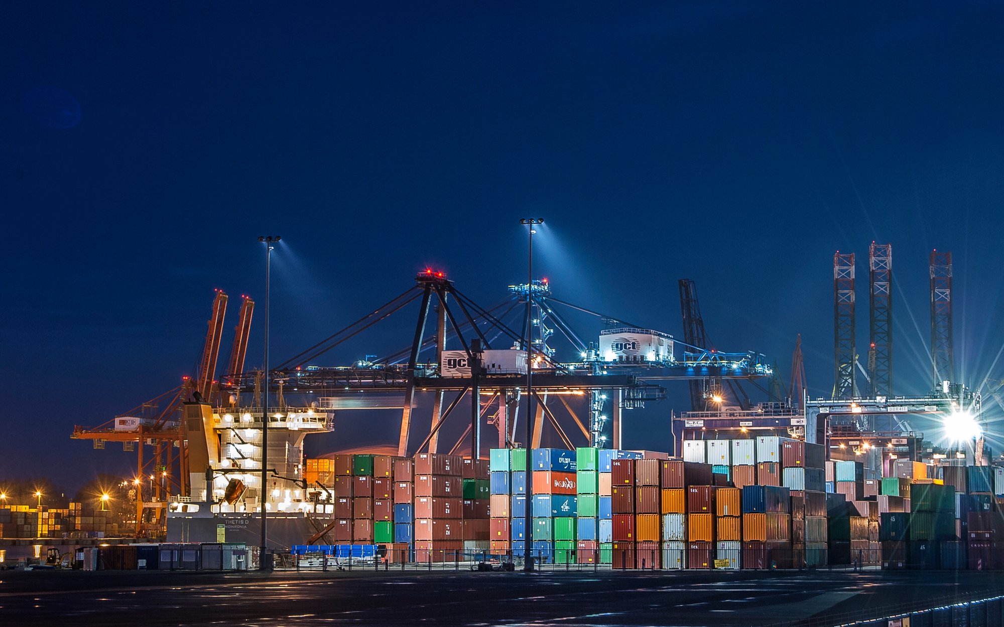 Geopolityka w decyzjach zarządów: sankcje, łańcuchy dostaw i friend-shoring