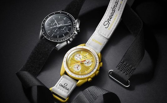 Omega Speedmaster „Moonwatch” i Swatch Bioceramic MoonSwatch.