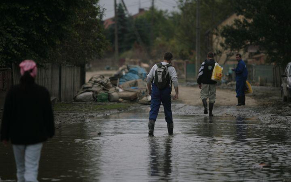Sandomierz zalany, deszcze nie odejdą
