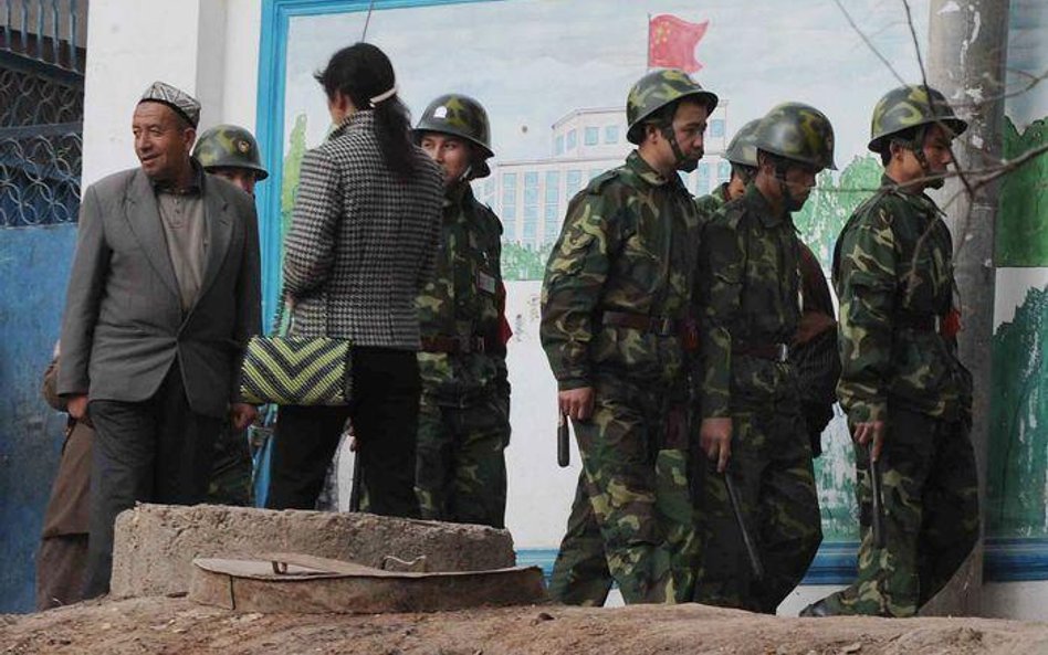 Chińscy żołnierze na ulicach Sinkiangu