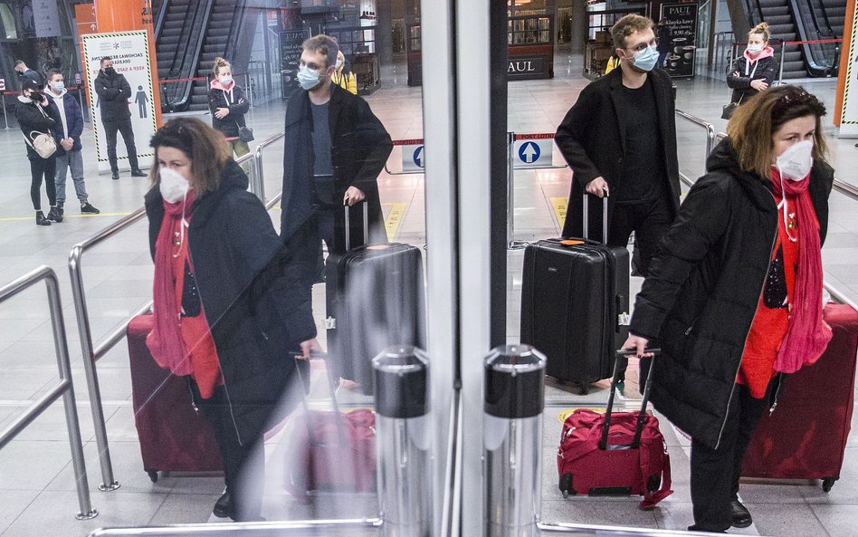 Podróżni z Wielkiej Brytanii bez badań rozjechali się po kraju