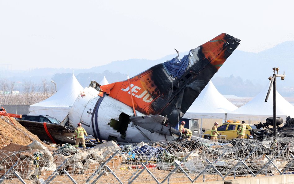 Szczątki samolotu Jeju Air na płycie lotniska Muan