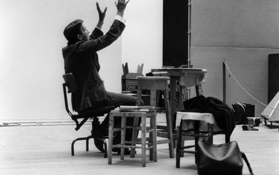 Tadeusz Kantor podczas próby Umarłej klasy w Royal College of Art w Edynburgu, 1976 r.