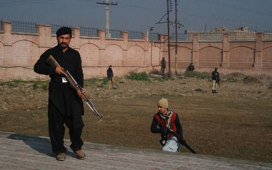 Ochrona i policja przed uniwersytetem