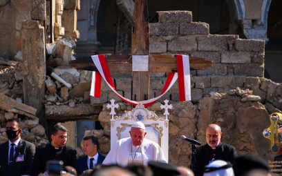 Papież Franciszek modlił się w niedzielę w ruinach zniszczonego przez dżihadystów kościoła Niepokala