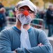 Przeciwnik restrykcji covidowych na proteście we Frankfurcie nad Menem 14 listopada