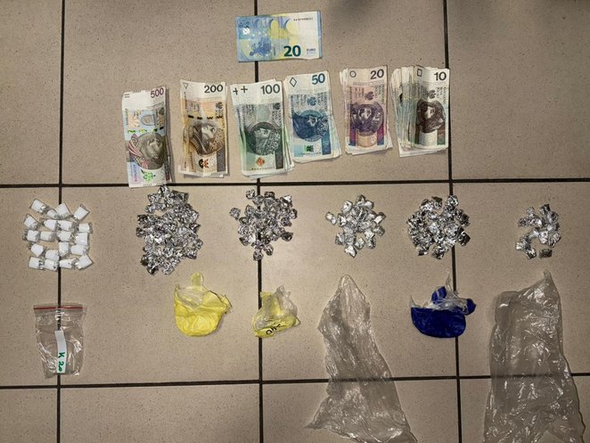 Policjanci zabezpieczyli starannie przygotowane zawiniątka, które według wstępnych ustaleń były goto