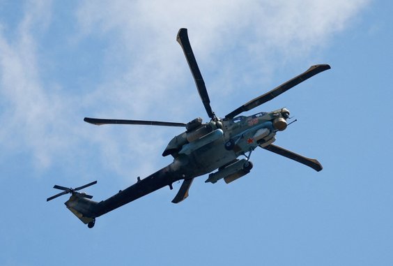 Rosyjski śmigłowiec szturmowy Mi-28 nad Donieckiem
