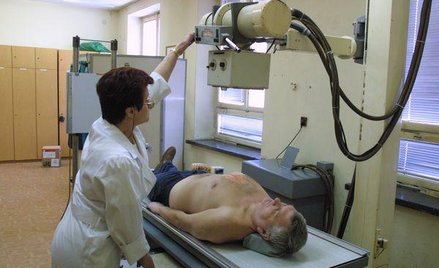 Prezes Narodowego Funduszu Zdrowia musi zwracać się do ministra zdrowia o zgodę na niestandardowe le