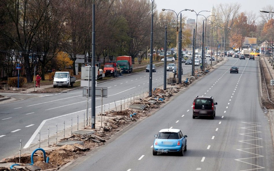 Pomiędzy jezdniami na ul. Grochowskiej zieleń zastąpi beton