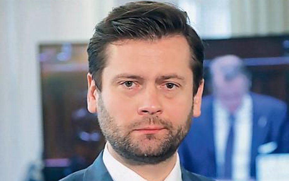 Kamil Bortniczuk ma 38 lat, grał w piłkę w GKS Głuchołazy i nie boi się politycznych i medialnych st