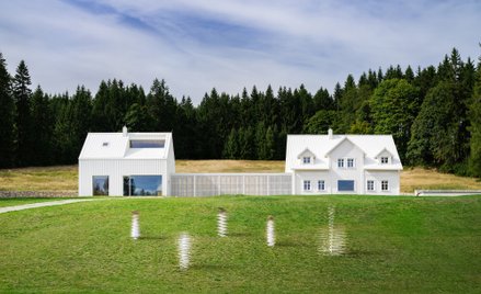 Autorami projektu przebudowy górskiego pensjonatu są architekci z czeskiej pracowni No Architects.