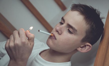 Dzieci palaczy czterokrotnie częściej same zaczynają palić