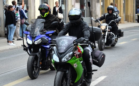 Rajd motocyklistów jedzie przez Sarajewo na drodze do Srebrenicy