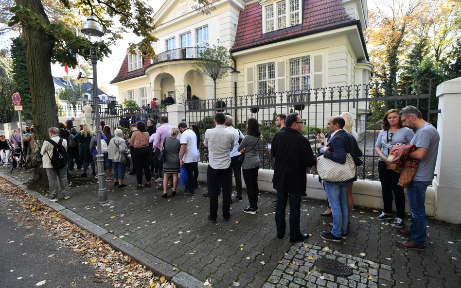 Październik 2019 r., kolejka do głosowania w komisji wyborczej w ambasadzie RP w Berlinie