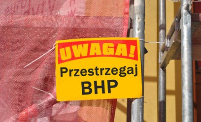 Bezpieczeństwo pracy w Polsce stopniowo się poprawia – przynajmniej jeśli mierzyć je liczbą osób pob