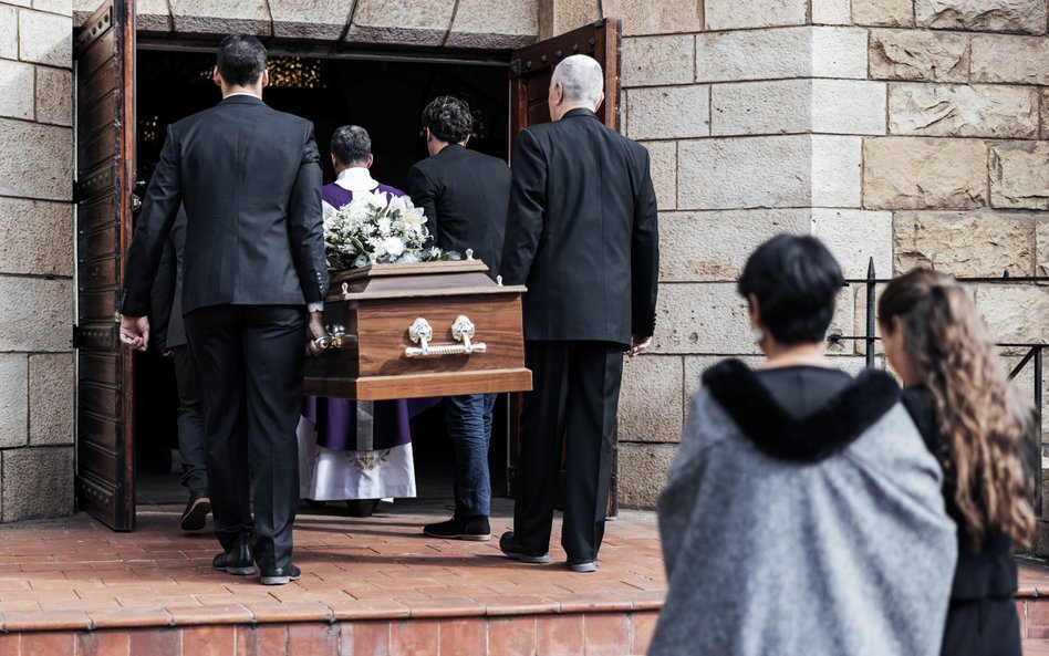 O czym powinni pamiętać kadrowi po śmierci pracownika?