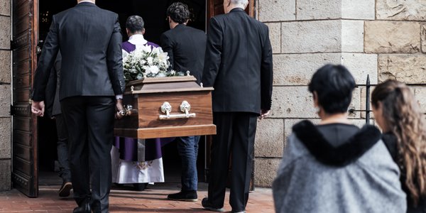 O czym powinni pamiętać kadrowi po śmierci pracownika?