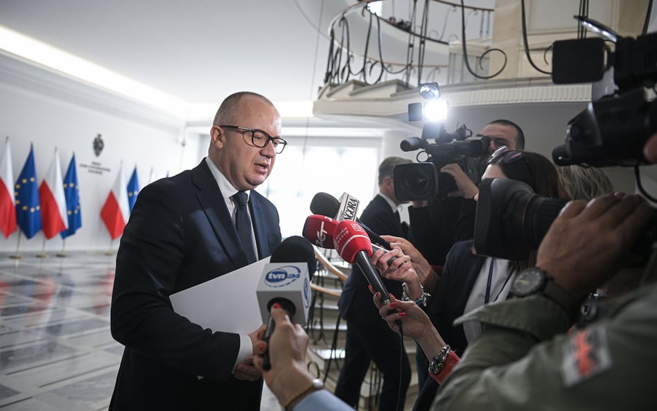 Minister sprawiedliwości, prokurator generalny Adam Bodnar rozmawia z mediami w Senacie w Warszawie
