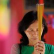 Indonezyjka modli się w chiński Nowy Rok. Konstytucja Indonezji uwzględnia sześć oficjalnych religii