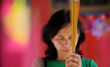 Indonezyjka modli się w chiński Nowy Rok. Konstytucja Indonezji uwzględnia sześć oficjalnych religii
