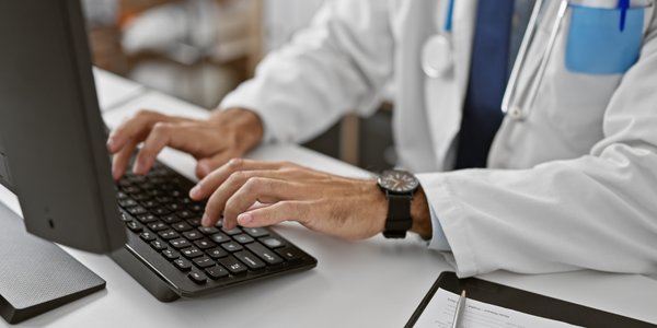 Po tym kodzie na L4 pracodawca pozna powód zwolnienia chorobowego