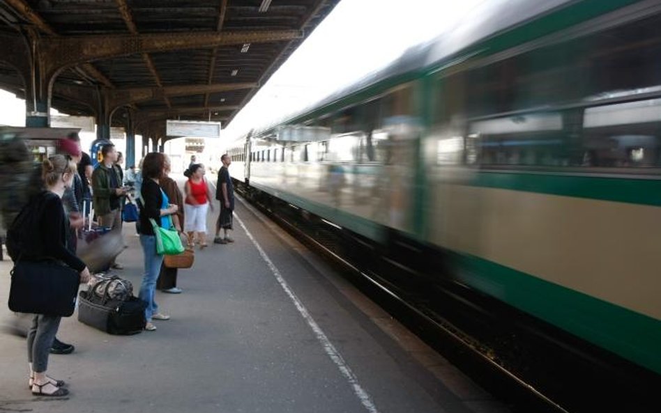 Koleje tracą pasażerów, linie lotnicze zyskują